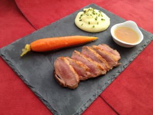 » Magret de canette, carottes glacées à l’orange et purée de pomme de terre maison