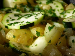 » Poêlée pommes de terre nouvelles et courgette, à l’ail et oignon vert