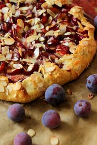 Tarte rustique aux prunes rouges et amandes